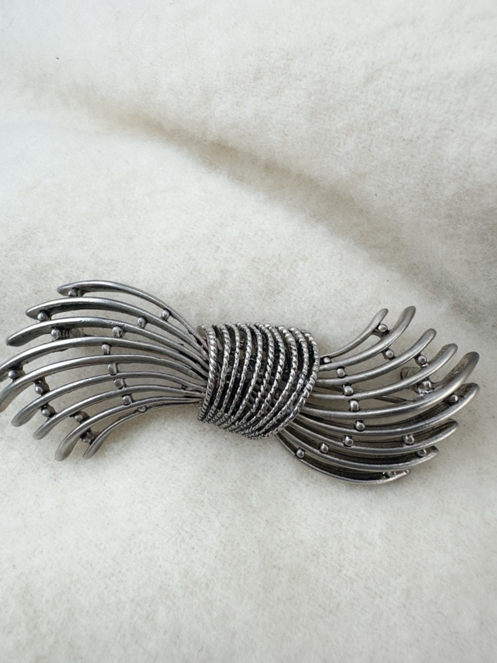 Oscar de la Renta Vintage Modernist Art Deco Silver-Tone Ribbed Ribbon Brooch